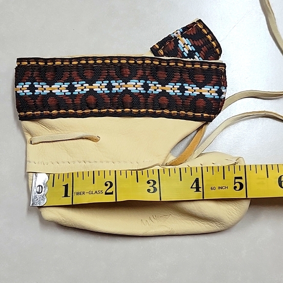 Hides in hand crafted in Canada 🇨🇦  Moccasins for Baby - Picture 3 of 7